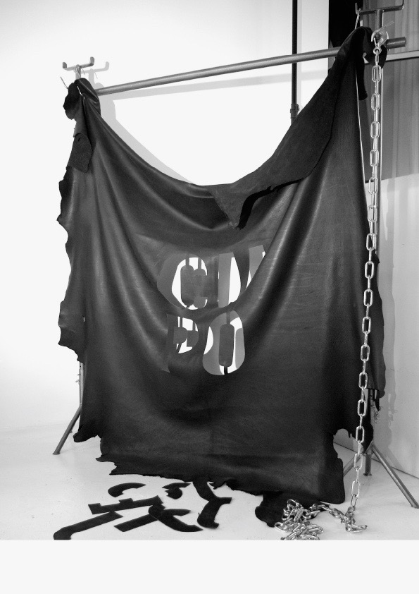 Le Son de Lumière <p><strong>CUPO</strong></p>
<p>Peau en cuir noir, crochets de boucher, chaîne</p>
<p>250 cm X 250 cm</p>
 - Helenbeck Gallery Nice